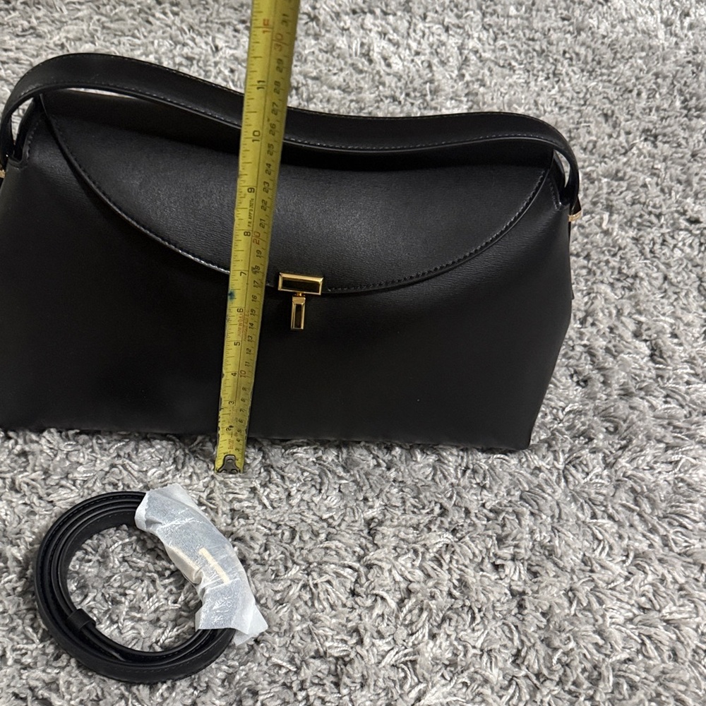 Toteme Elegant Black Shoulder Bag with Gold Detail - Picture 7 of 9